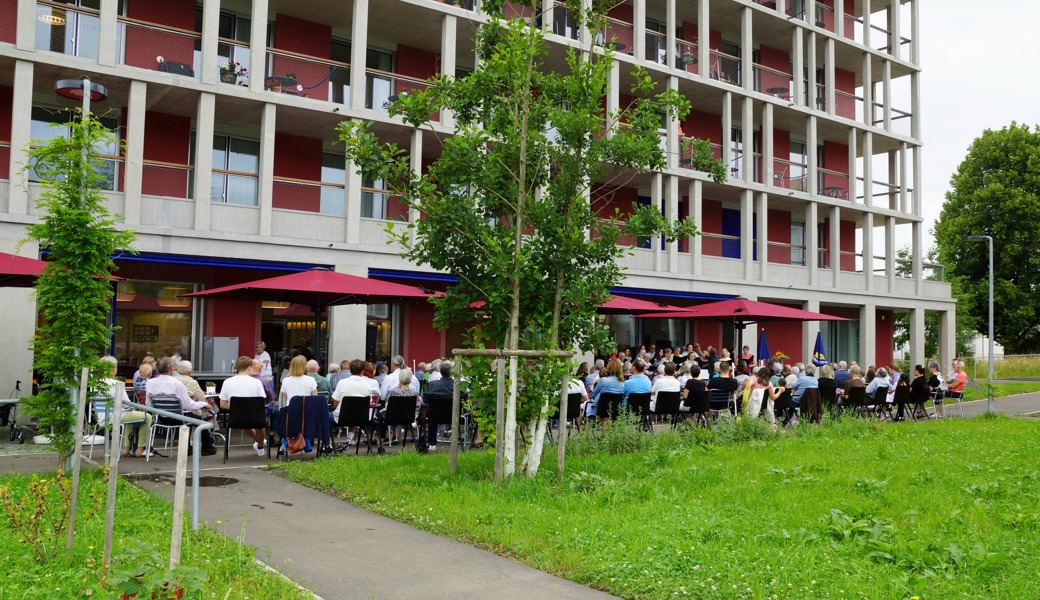 Bei schönem Wetter feierten die Besuchenden den ersten ökumenischen Sommergottesdienst im Zentrum Rheinauen in Diepoldsau. (Foto S. Spirig)