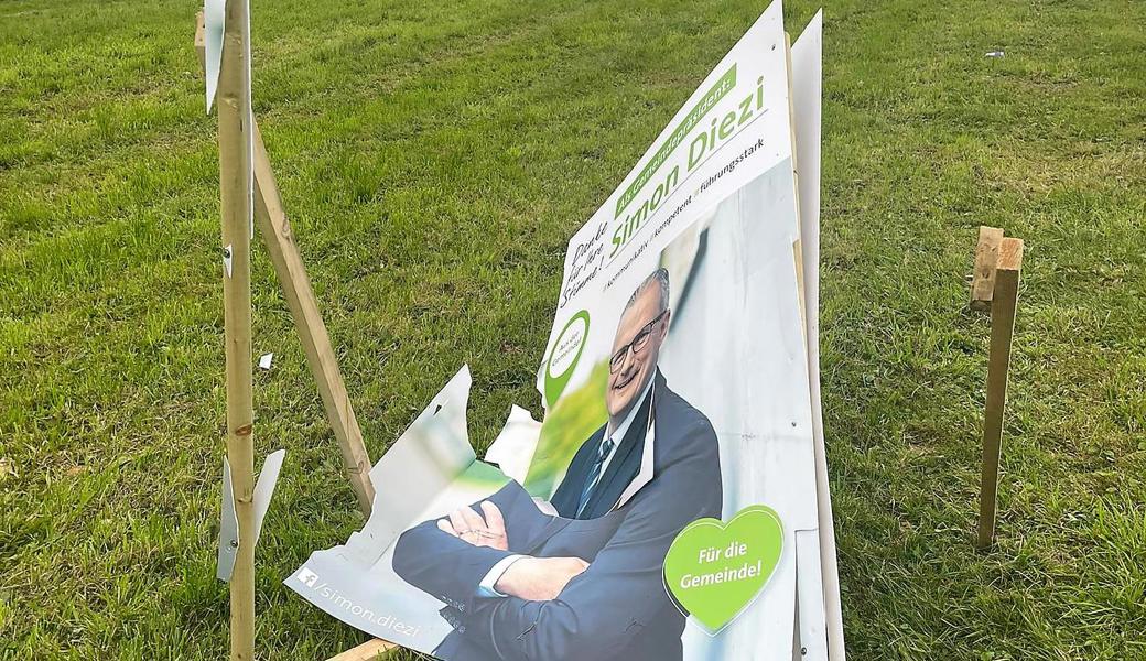 Zerstörtes Diezi-Wahlplakat an der Buechenstrasse.