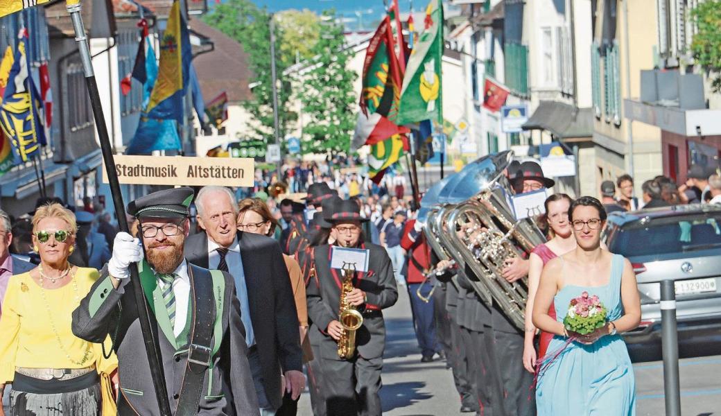 An der Spitze des Umzugs liefen die Fahnengotten und -Göttis zusammen mit dem Fähnrich.  