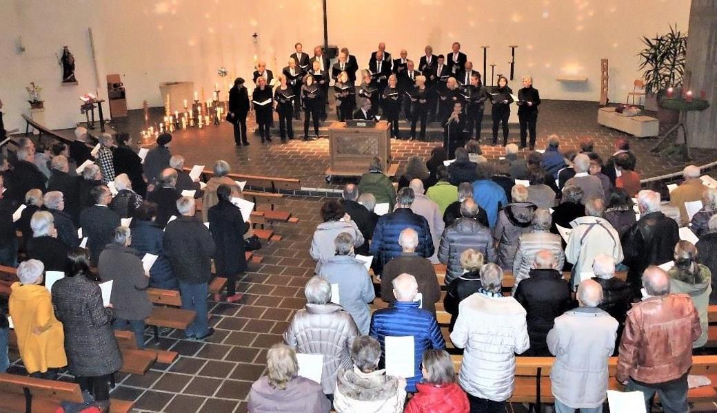 Die katholische Kirche füllte sich mit weit über 150 sangesfreudigen Besucherinnen und Besuchern.