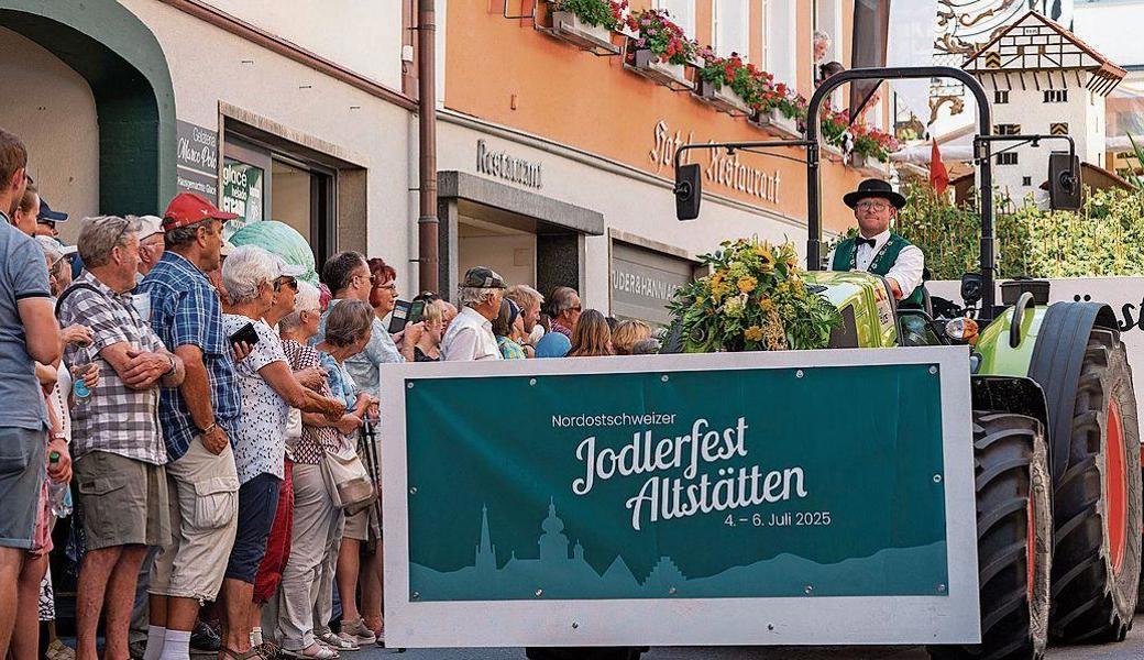 Mit geschmücktem Wagen nahm der Jodlerklub am Festumzug teil und machte Werbung für das nächste Nordostschweizer Jodlerfest. 