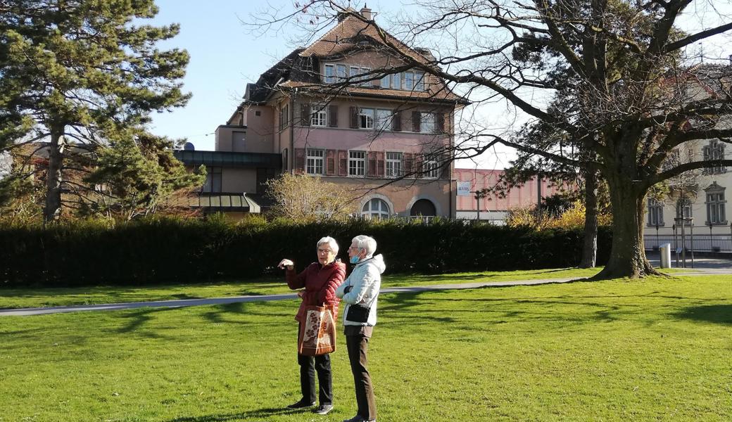 Angelockt vom nicht alltäglichen Spektakel blieben Passanten im Pärkli stehen.