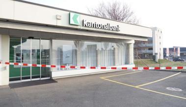 Au: Schaufenster von Bankfiliale beschädigt