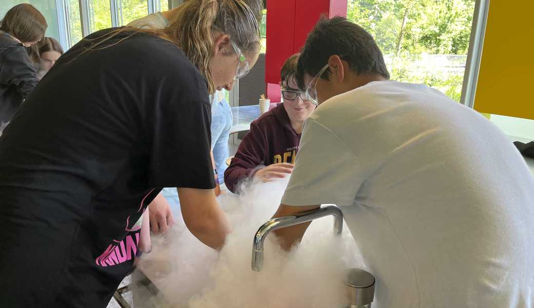 Die Schülerinnen und Schüler aus Heerbrugg stellen mit rauchendem, flüssigem Stickstoff Himbeerglace her.  Die Schülerinnen und Schüler aus Heerbrugg stellen mit rauchendem, flüssigem Stickstoff Himbeerglace her.