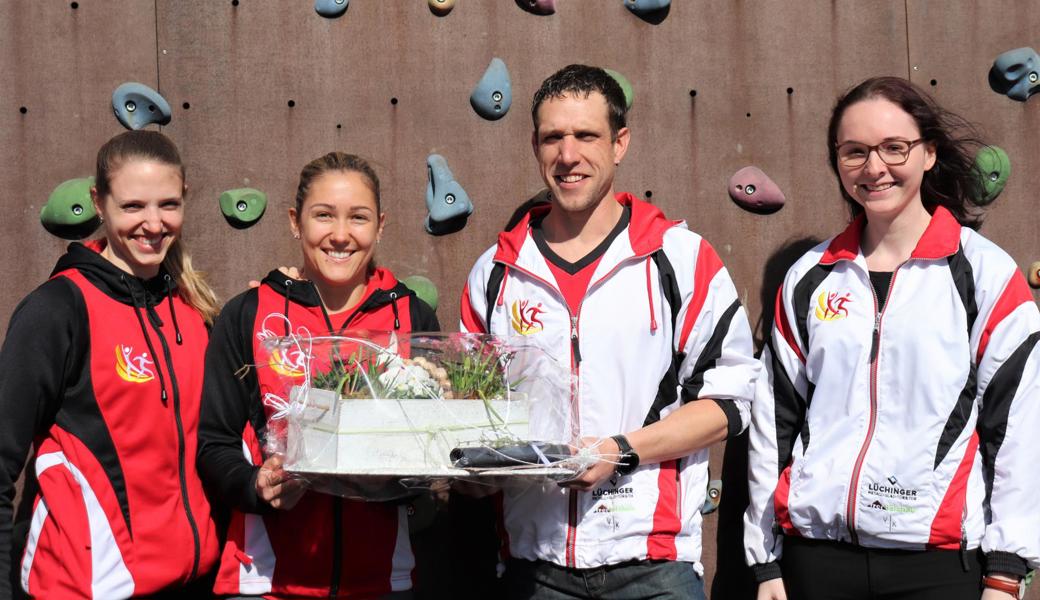 Luzia Hutter, Natalie Buschor, Präsident Kuno Hutter und Lara Langenegger (von links) bei der Übergabe im kleinen Kreis.