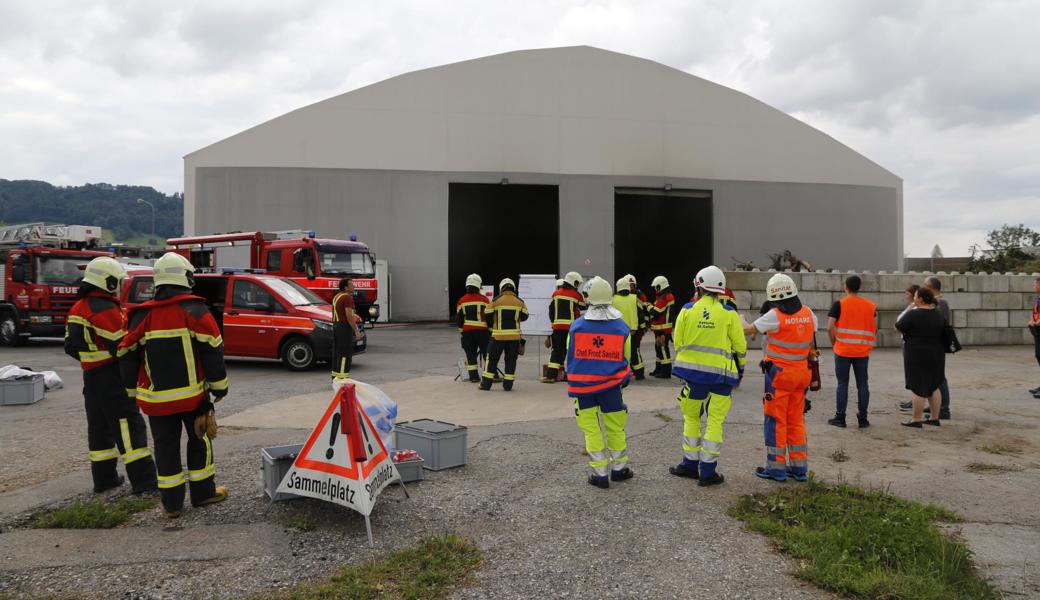 Die Feuerwehr Berneck-Au-Heerbrugg musste brennenden Elektroschrott in einem Container in der Halle löschen. 

