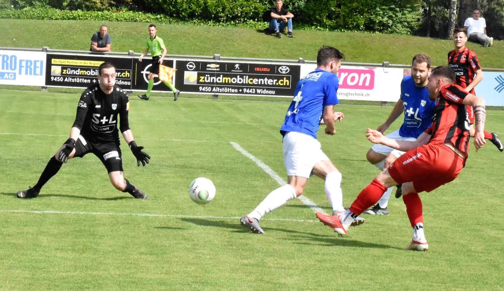 Bazenheids Führungstor zum 1:0 durch Giovanni Pentrelli: Valentin Aggeler und Ilija Ivic (v.r.) agieren zu zögerlich und Goalie Dominic Huber lässt sich in der kurzen Ecke erwischen.