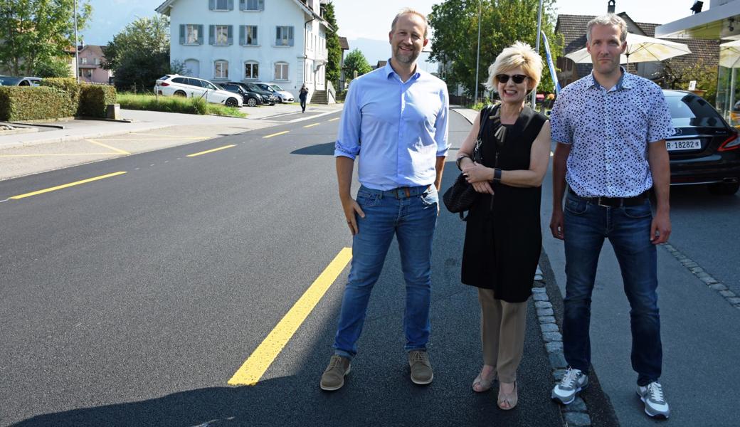 Sie sind gespannt auf die Erfahrungen, die durch die Neuerung gesammelt werden können, von links: Sascha Bundi, Leiter Mobilität und Planung im Tiefbauamt St. Gallen, Christa Köppel, Gemeindepräsidentin von Widnau, und Eric Pasche, Bauamt Widnau. 