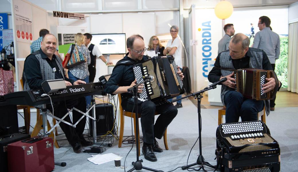 «Justi einmal anders»: Stefan Nauer (l.) am Klavier bildet gemeinsam mit dem Handorgel-Duett Fredy Reichmuth und Markus Nauer die Formation «Volksmusik vom Feinsten».