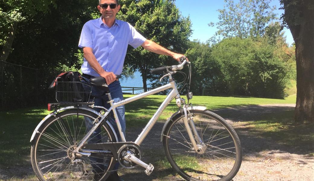 Reto Friedauer, Präsident Verein Agglomeration Rheintal, lanciert die Foto-Schnitzeljagd bei der grünen Grenze beim Bruggerloch in Höchst (ein möglicher Zielort der Schnitzeljagd).