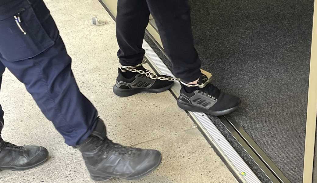 Bei der Gerichtsverhandlung in Altstätten hatte der junge Albaner Fussfesseln zu tragen. 