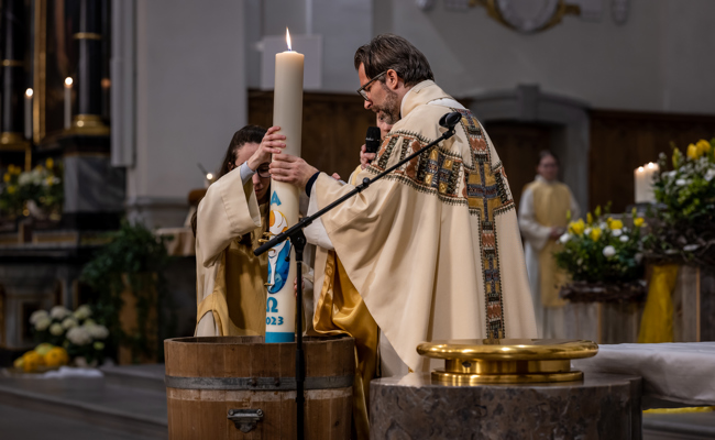 Gläubige Katholikinnen und Katholiken feierten Das Fest der Auferstehung Jesu