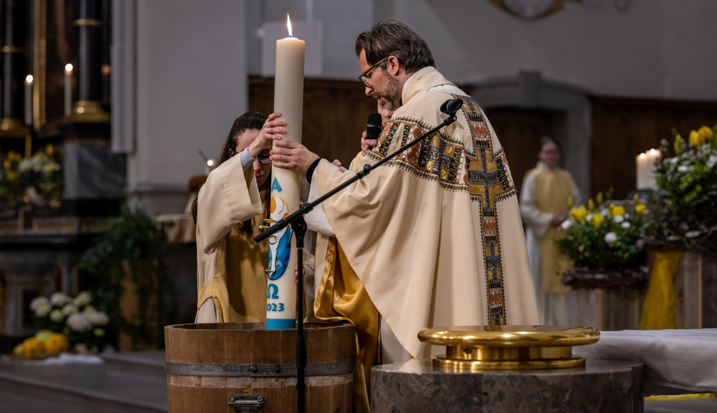 Pfarrer Roman Karrer sengtet das Osterwasser                   Foto Robert Hangartner