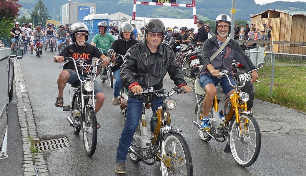 Die Motoren heulten nicht, sondern sie knatterten, als die Töfflifahrer auf ihren Mofas auf die gemeinsame Ausfahrt gingen.