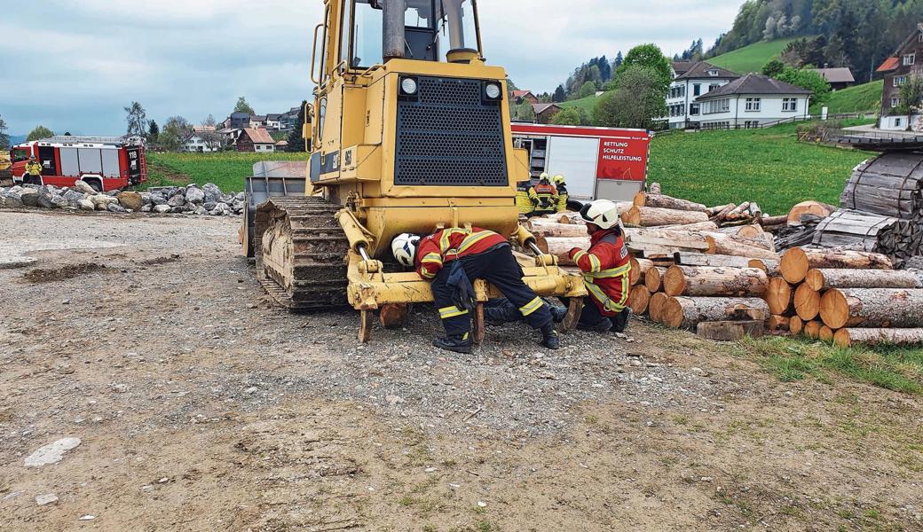 Auf dem Gelände wurde unter anderem ein Bagger-Unfall geübt.