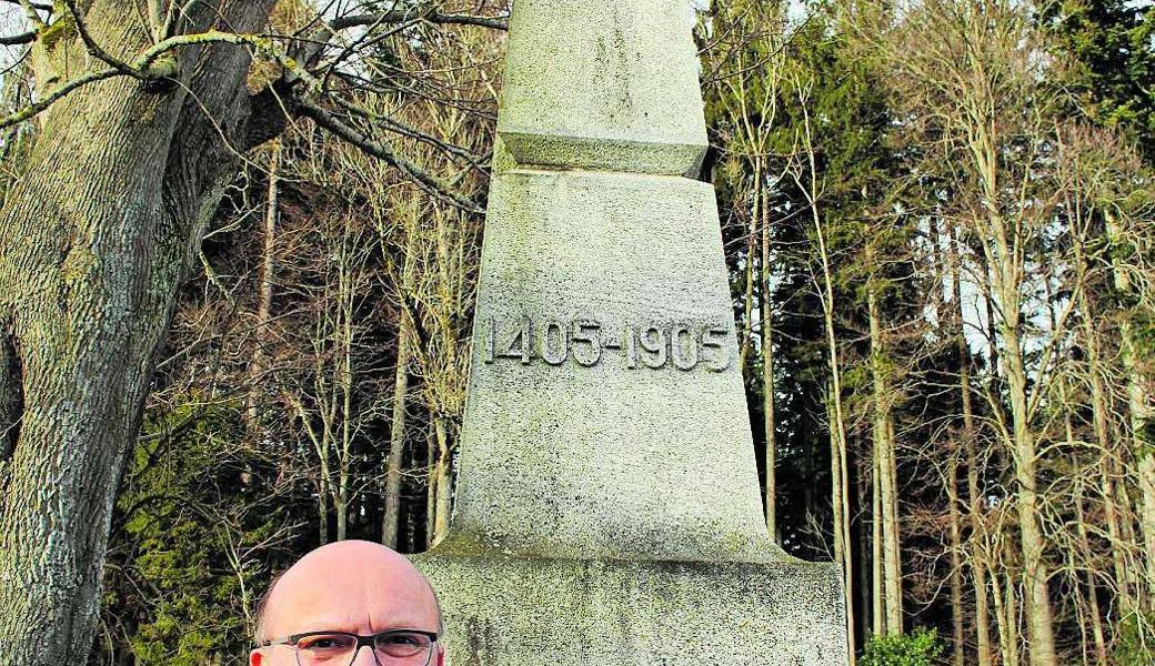 Der Innerrhoder Ivo Koller, treibende Kraft des Neustarts beim Stoss-Schiessen, beim Stoss-Denkmal, das an die Schlacht von 1405 erinnert. 