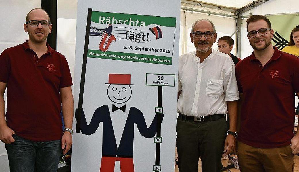 Das Logo für das Neuuniformierungsfest mit dem Motto «Räbschta fägt!» enthüllten die OK-Mitglieder Roland Steiger, Vizepräsident (v. l.), OK-Präsident Kurt Ulmann und Pressesprecher Lukas Würmli. 