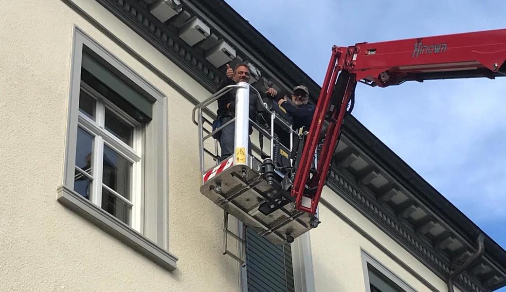 Martin Göldi (links) und Alex Steiger bringen am Rathaus Nistkästen für Mauersegler an