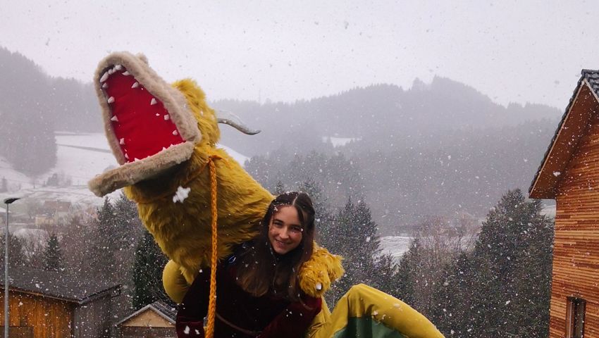 Die 13-jährige Sara hat ihr Kostüm "Hausdrache" selbst kreiert. Die 13-jährige Sara hat ihr Kostüm "Hausdrache" selbst kreiert.