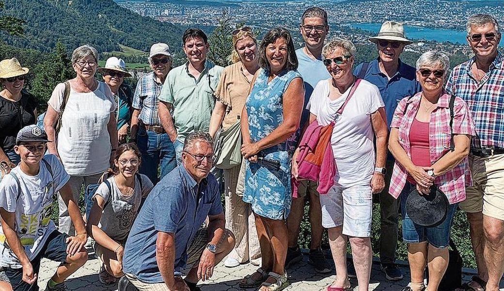 Die Ausflügler genossen die Aussicht auf die Stadt Zürich mit dem Zürichsee. 