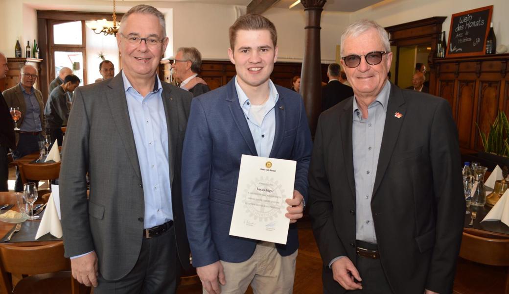 Lucas Züger (Mitte) darf den Förderpreis für den besten Lehrabschluss im Rheintal von Rotary-Rheintal-Präsident Helmut Binder (r.) und Lothar Ritter, Verantwortlicher Berufsdienst im Rotary Club Rheintal, entgegennehmen.