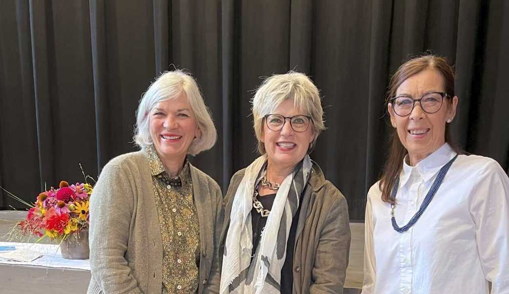 Stiftungspräsidentin Christa Köppel (Mitte) mit Irma Graf (l.) und Karin Bernegger, Vizepräsidentin und Präsidentin der Bühne Marbach.