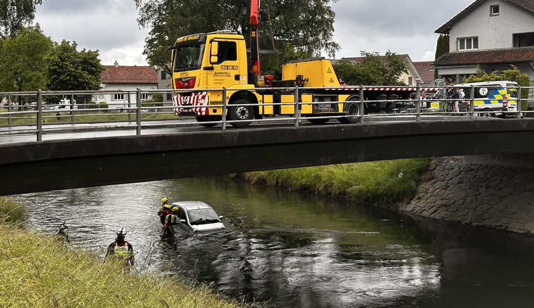 Auto schwimmt im Kanal – Rettungsaktion läuft