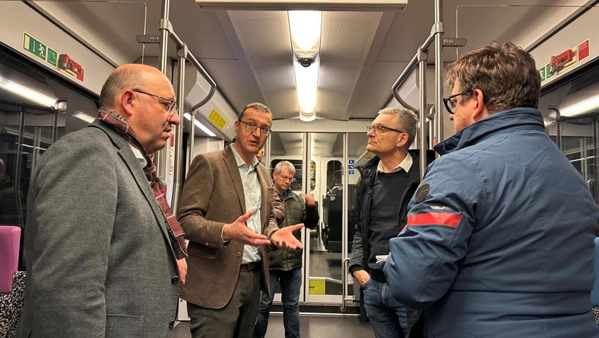 Auf der Erstfahrt werden der St.Galler Regierungsrat Beat Tinner (v.l.), Christian Baumgartner (Leiter Markt Thurbo) und Patrick Ruggli (Leiter Amt für öffentlichen Verkehr des Kantons St.Gallen) von Medienschaffenden begleitet.