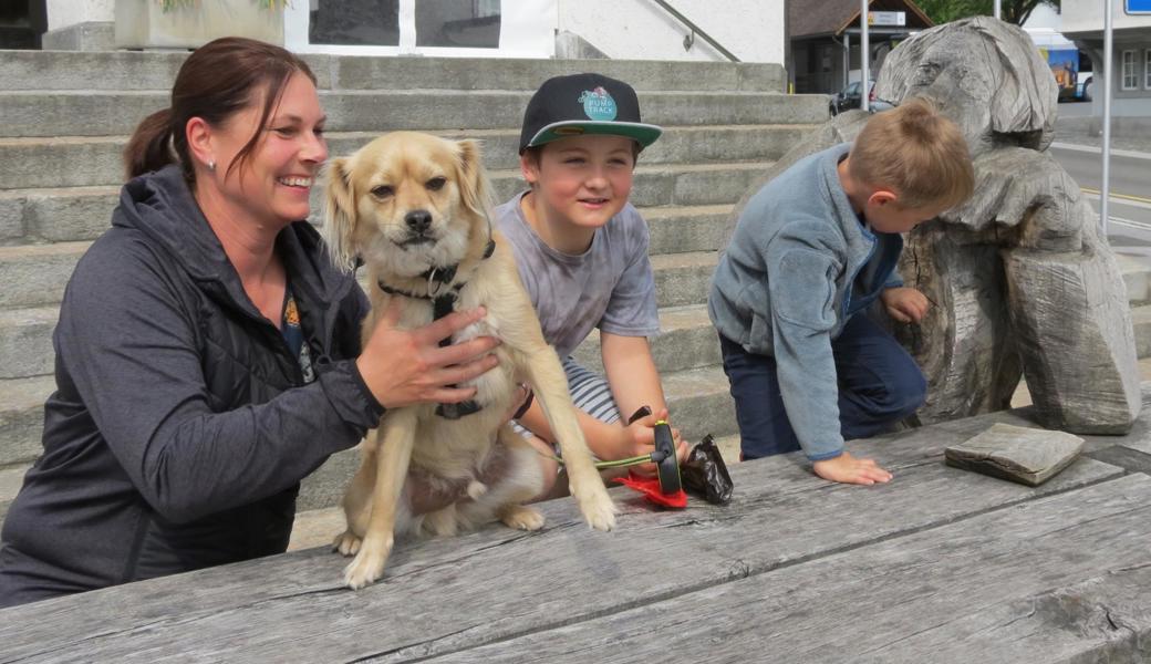 auch der Hund hat Spass beim Tonibänkli