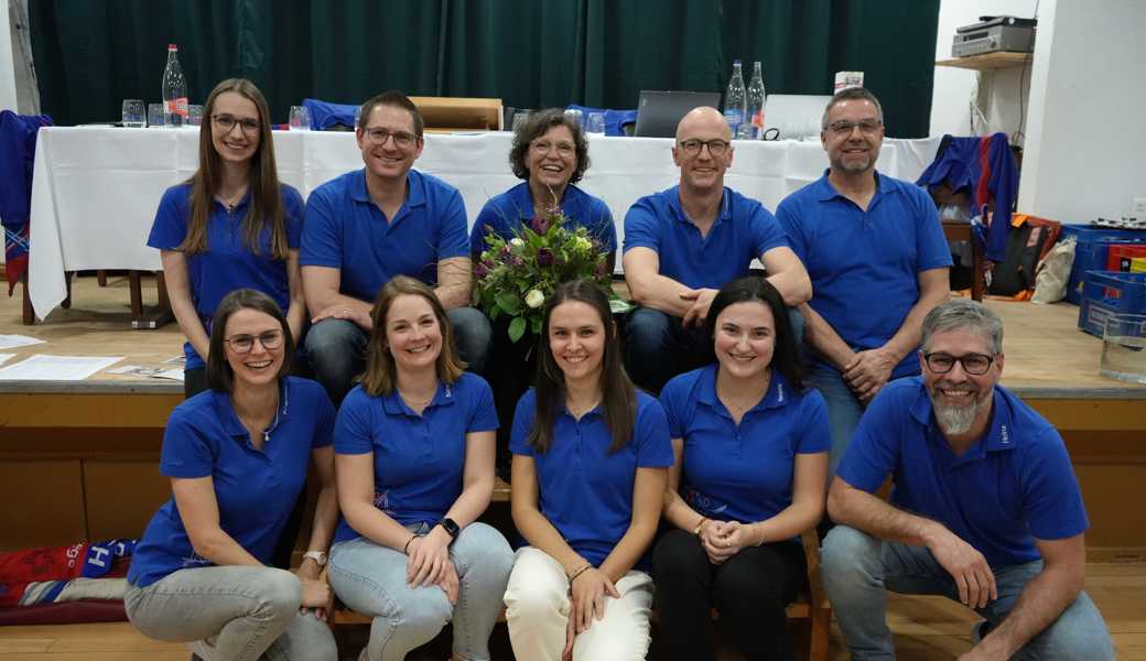 Grosse Kontinuität: Der Vorstand des STV Marbach mit dem neuen Ehrenmitglied Marlène Egli (mit Blumenstrauss) und Präsident Stefan Jäggi (oben rechts). 