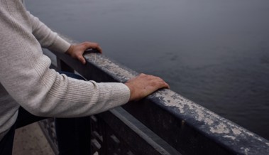 Nach einem Selbstunfall der Polizei davongerannt und von Brücke gesprungen