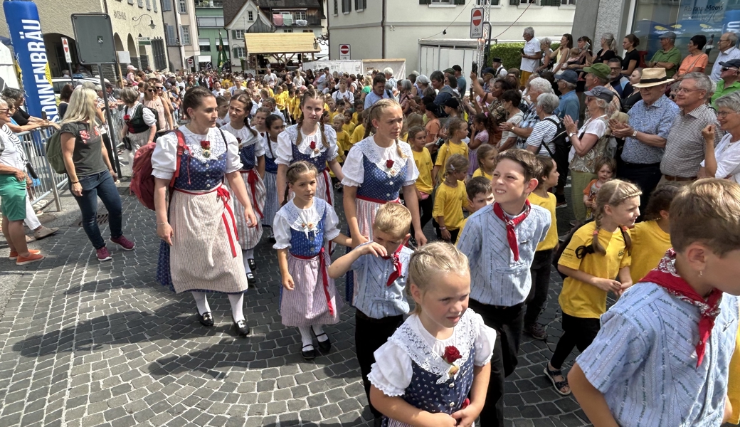 Das Jodlerfest hat begonnen: drei Tage lang jodeln, Fahnen schwingen, Alphorn blasen und feiern