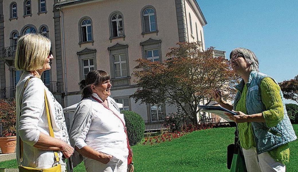 Gross war das Interesse an der heutigen Rheinburg-Klinik, über deren Baugeschichte Isabelle Kürsteiner (rechts) Spannendes zu berichten wusste. 