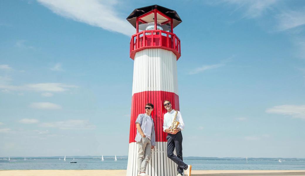 Remo Forrer (links) und Peter Lenzin haben mit "Summer Soul" einen Sommerhit produziert, der sich wie ein Sprung ins kühle Wasser an einem heissen Tag anfühlt. Das passende Musikvideo  dazu ist genau so erfrischend.