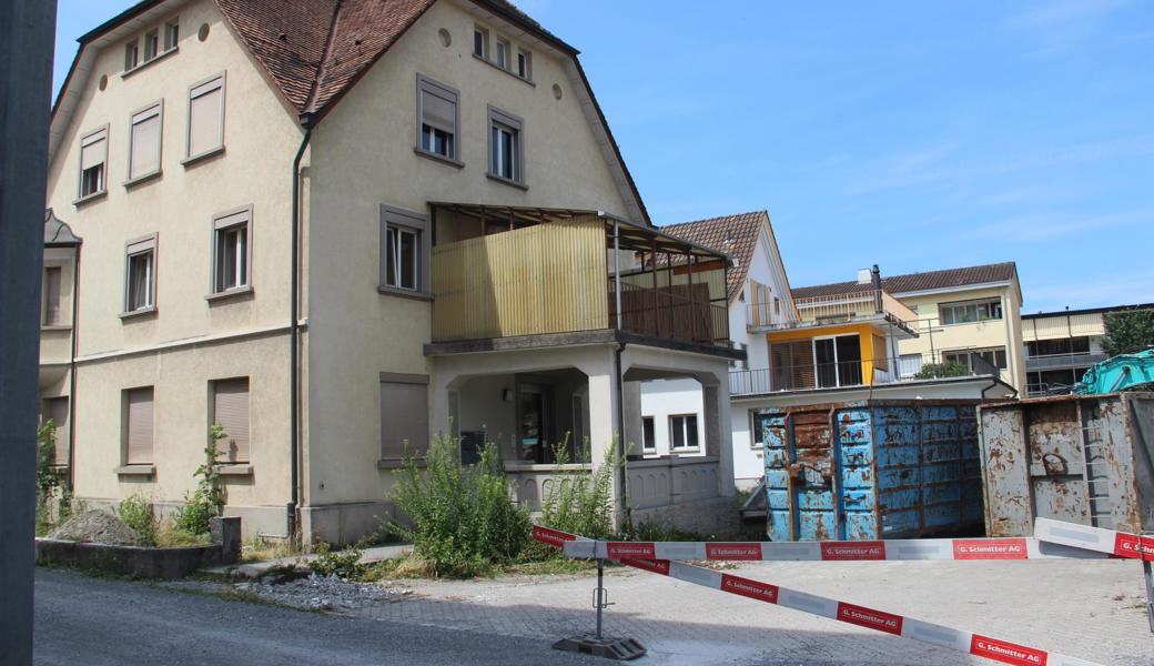 Molki (hinten, mit Terrasse, und Nachbarhaus (Vordergrund) von der hinteren Seite.