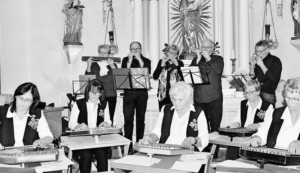 Die beiden seltenen Musikformationen mit fünf Zitherfrauen und fünf Mundharmonikern waren für das Publikum bereichernd.Bild: HB