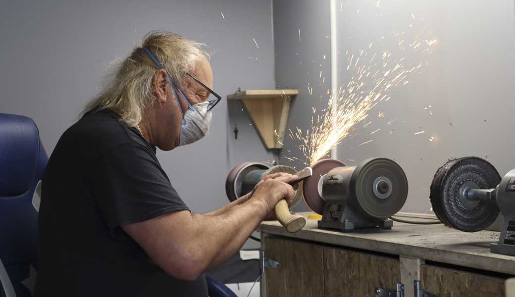 Zwischen Schleifstein und scharfen Klingen: Ein Leben für das fast verlorene Handwerk
