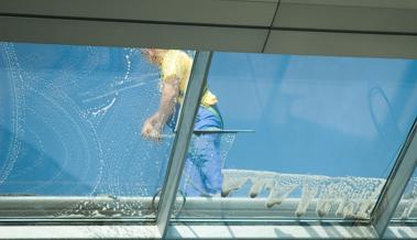 Beim Putzen durchs Glasdach gefallen