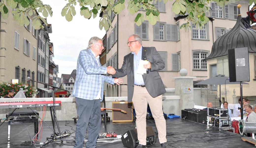 Stiftungsratspräsident Max Grazzi (links) überreichte Stadtpräsident Ruedi Mattle den Check über 30000 Franken.