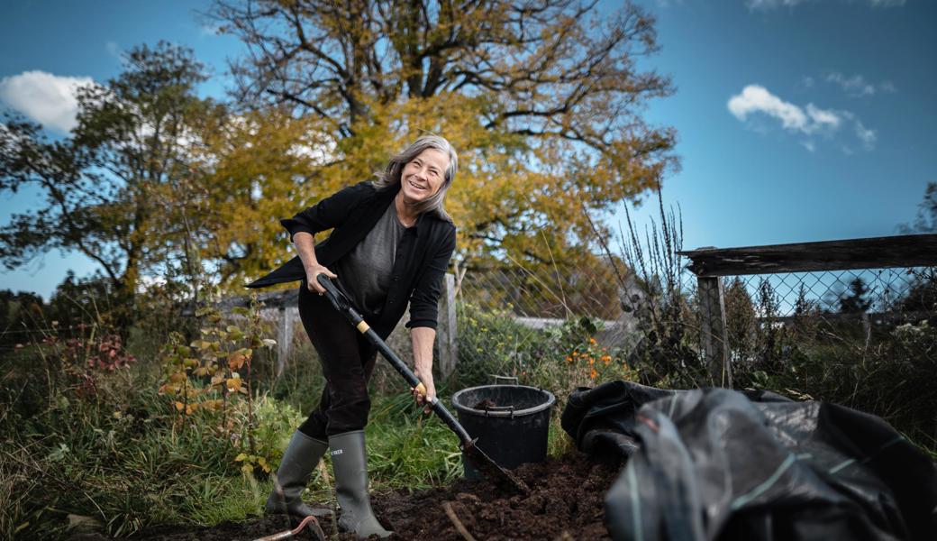 Monika Pearson verteilt den Eselmist auf dem Gemüsebeet. Dieser ist über den Sommer ein perfekter Dünger geworden.