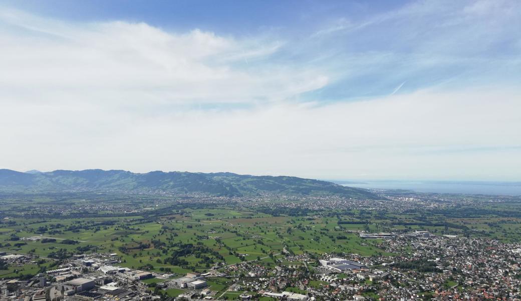 Blick vom Karren über das Vorarlberger Rheintal in die Schweiz.