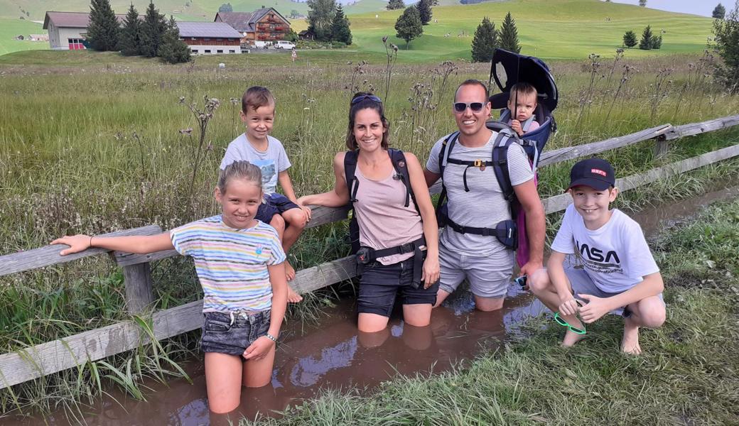 Familie Stieger aus Lüchingen auf dem Barfussweg in Gonten.