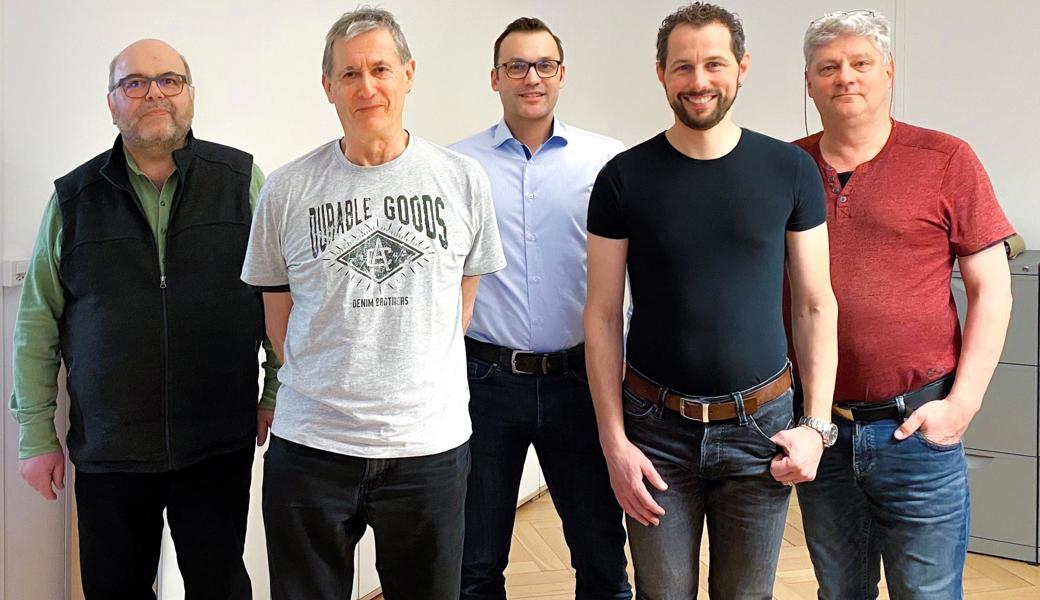 Die Mitglieder der Rebsteiner Findungskommission fürs neue Gemeindepräsidium (von links):
David Keel (Grüne), Damian Herrsche (SP), Adrian Knechtle (Die Mitte), Reto Metzler (FDP und
Präsident der Findungskommission) und Benno B.A.Stadler (glp). Auf dem Bild fehlt die Vertretung der SVP.