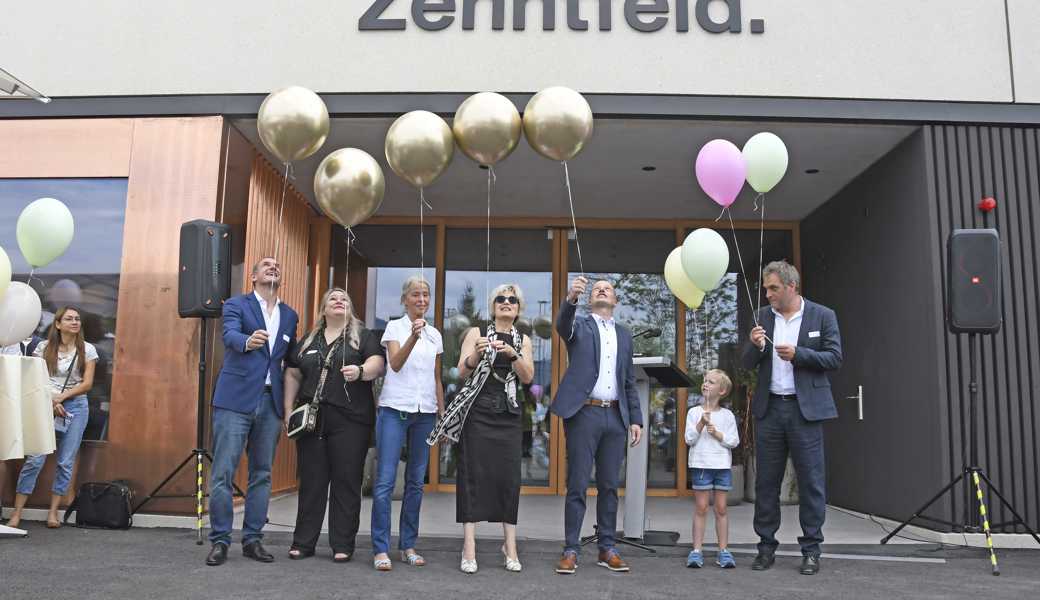 Christa Köppel (Mitte) gab als ehemalige Gemeindepräsident mit ihrem Nachfolger Bruno Seelos (rechts neben ihr) das Startkommando, um die Luftballons in den Himmel zu schicken.