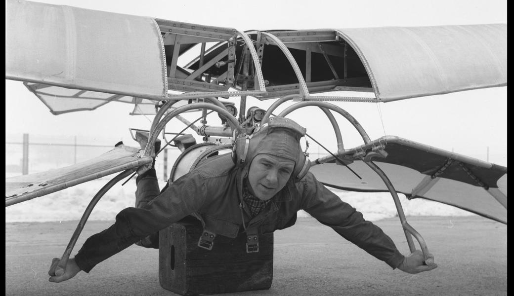 Ein Mann liegt zur Probe in einem experimentellen Deltasegler, 1965.  