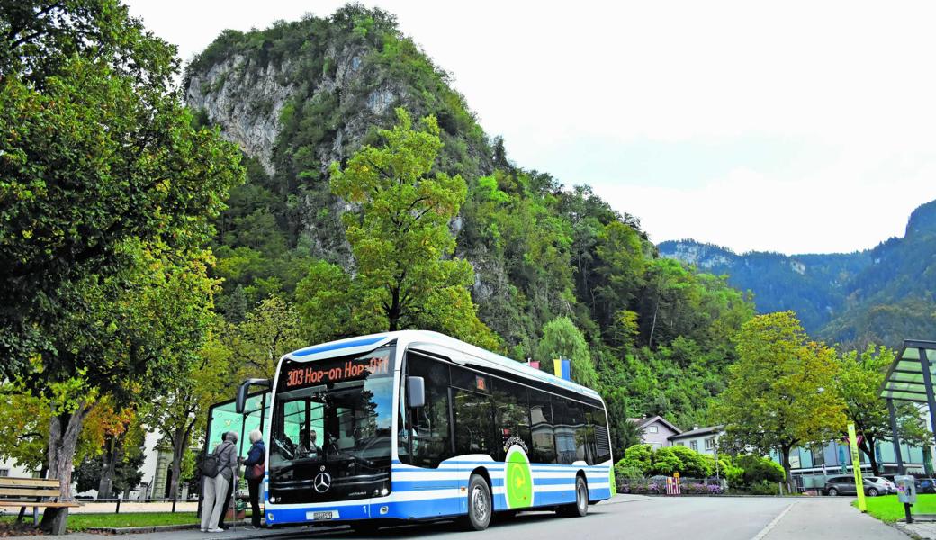 Am Samstag hat der neue RTB-Elektrobus zum ersten Mal bei der Haltestelle Schlossplatz in Hohenems Halt gemacht. 