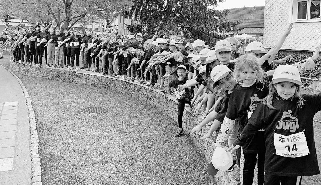 So viele Jugendriegler des KTV Altstätten hoben am UBS-Kids-Cup in Kriessern bisher noch nie ab. Bild: pd