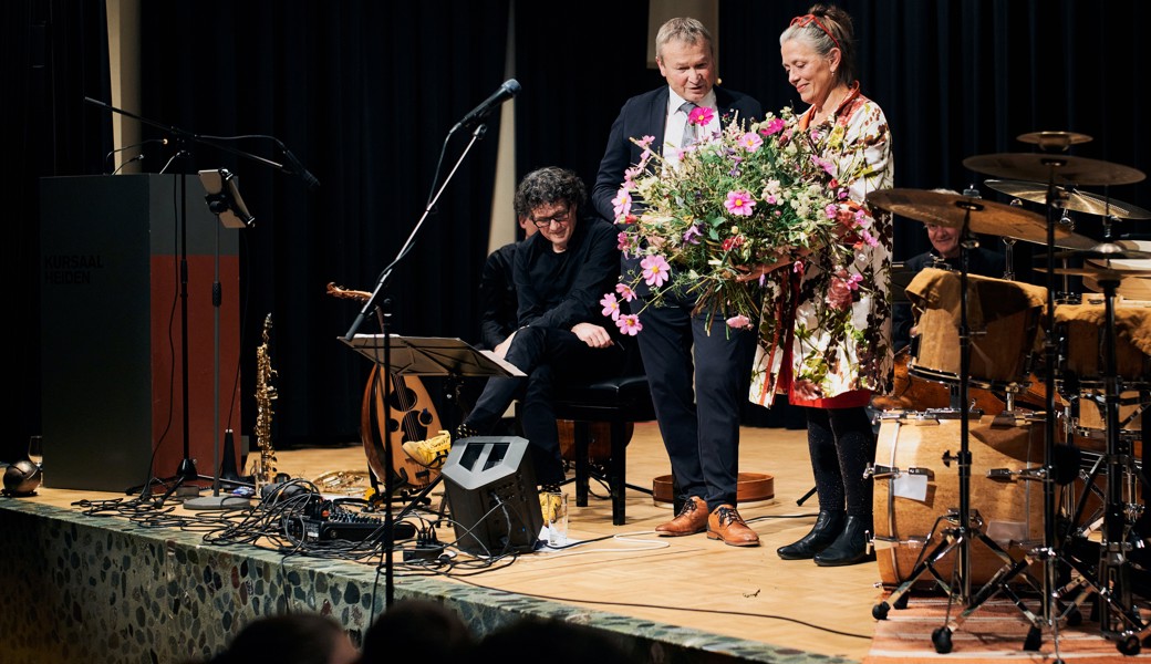 Regierungsrat Alfred Stricker übergab Gisa Frank den Kulturpreis.