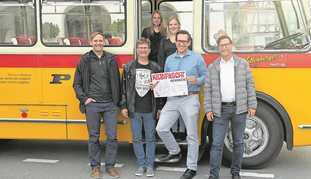 Freuen sich auf das Kilbifäscht (v. l.): Roman Rüssmann, SDM, Dani Salvador, Moderator und Mitglied der Hot Legs Gang, Melanie Kindlhofer, SDM, Rebecca Schöb von den Guggesuusern, Gino-Enrico Kaufmann, Präsident GVV Berneck und Organisator Kilbifäscht, Rico Kellenberger, Besitzer Oldtimer-Postauto.