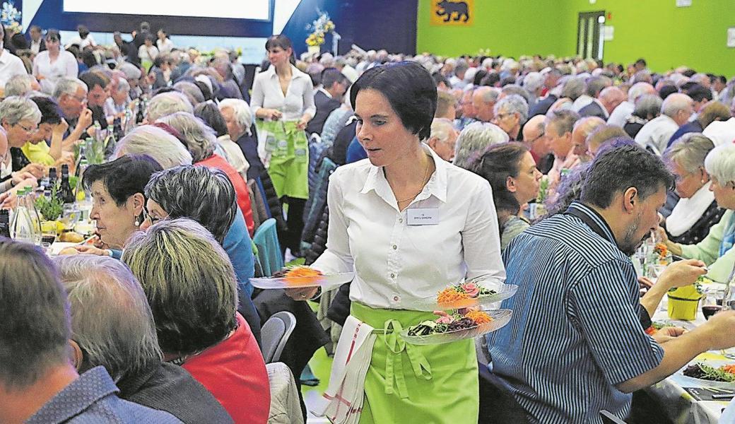 Fleissige Hände vom Schützenhaus-Team servierten das feine Nachtessen. 